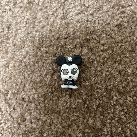 Disney Doorables: Series 6 Limited Edition Figurine – Black & White Minnie Mouse - Picture 3 of 4